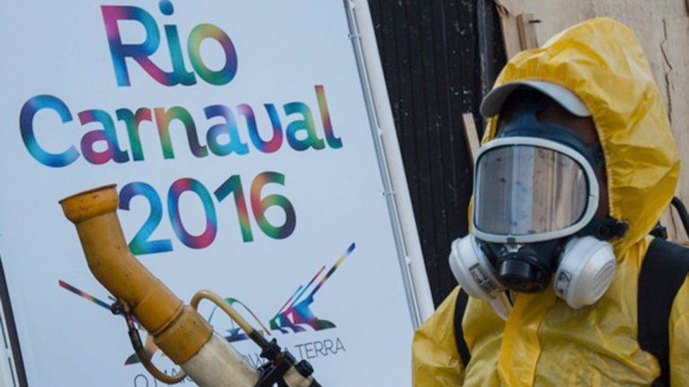 Agentes fumigadores en la capital carioca y en un cementerio.