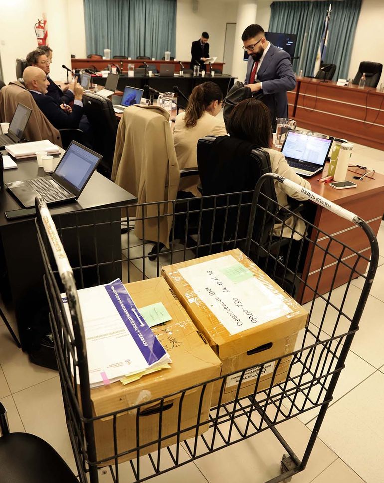 El juicio por la estafa con planes sociales tiene enormes carpetas y cajas con expedientes.