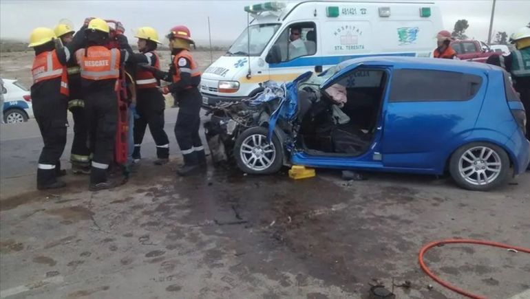 Los bomberos debieron rescatar a la víctima del accidente múltiple, que había quedado atrapada entre los fierros retorcidos: murió camino al hospital de Rawson. Los bomberos debieron rescatar a la víctima del accidente múltiple, que había quedado atrapada entre los fierros retorcidos: murió camino al hospital de Rawson.