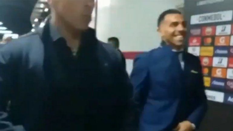 Video: a pesar de ir al banco, Tevez llegó sonriente al Monumental