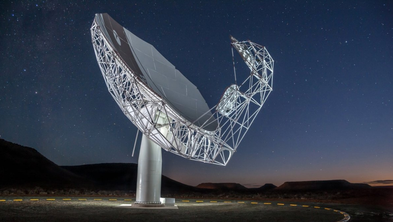 El telescopio Meerkat detectó señales de radio de un exoplaneta.
