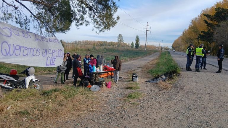 Reclamo y acampe a la vera de la ruta: vecinos exigen obras de electricidad en el barrio
