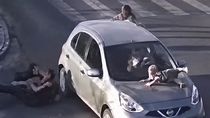 Un auto atropello a una familia en Brasil y arrastró al bebé en el capot. Un auto atropello a una familia en Brasil y arrastró al bebé en el capot.