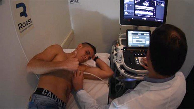 El ex Villarreal pasó la revisión y hoy tendrá su primera práctica.