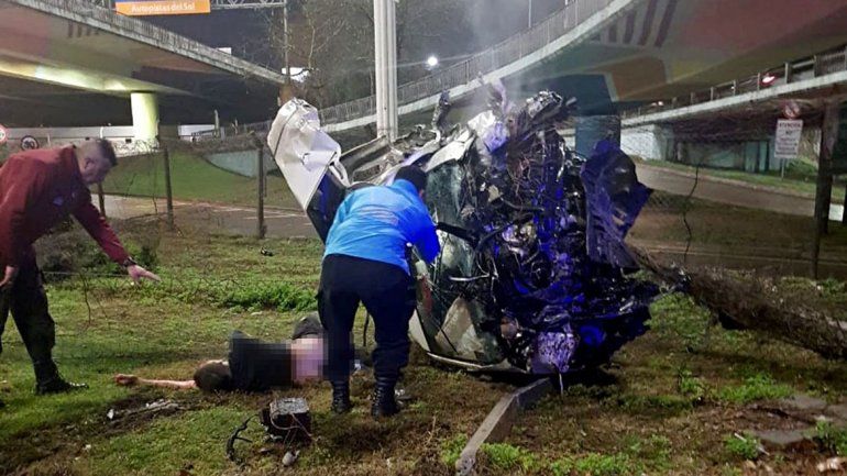 Coche voló de la autopista y cayó en una avenida