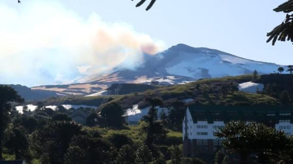 Neuquén y Chile monitorean el volcán Copahue por la emisión de humo thumbnail