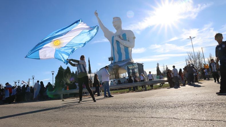 El monumento Lionel Messi reunirá a los cutralquenses para ver el partido de Argentina | LM Neuquen El monumento Lionel Messi reunirá a los cutralquenses para ver el partido de Argentina