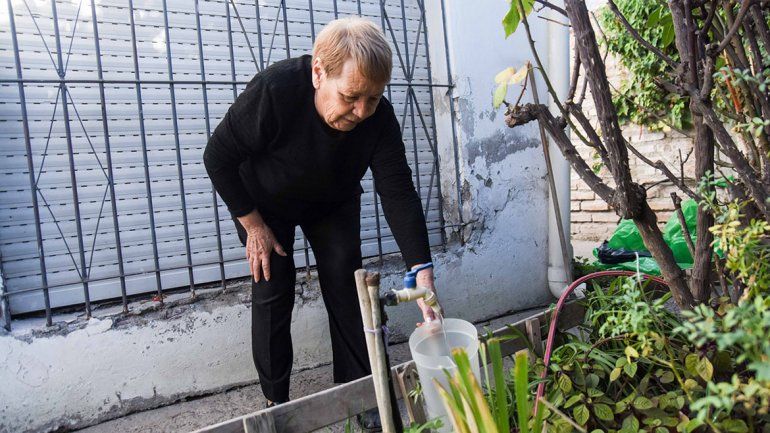 En Villa María juntan baldes de agua para lavar los platos