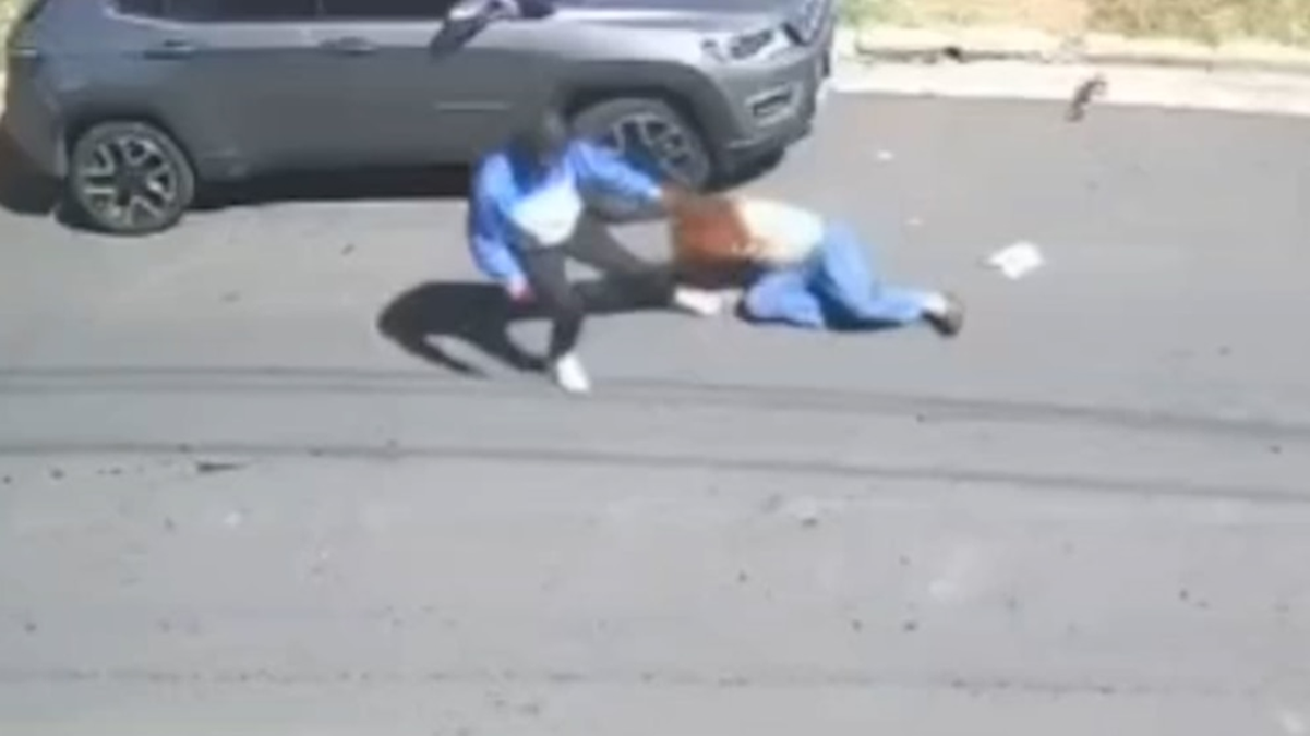 Violento y salvaje robo contra una mujer para llevarse su auto.