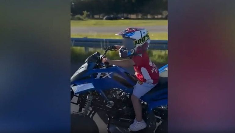 El nene de 5 años manejaba un cuatriciclo