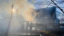 Un incendio destruyó una vivienda y dos personas fueron hospitalizadas. Un incendio destruyó una vivienda y dos personas fueron hospitalizadas.