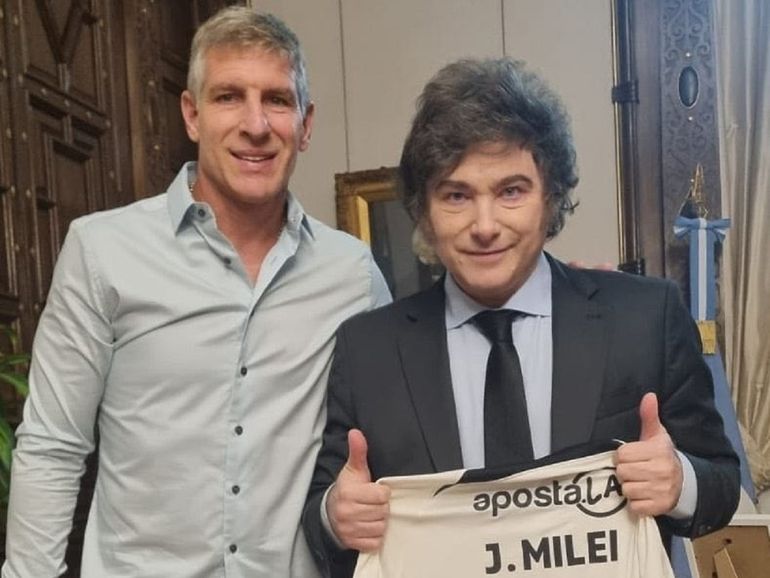 Martín Palermo le dio una camiseta de Olimpia de Paraguay a Javier Milei. 