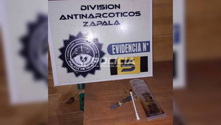 En uno de los kioscos narco de Villa La Angostura fue hallado éxtasis líquido