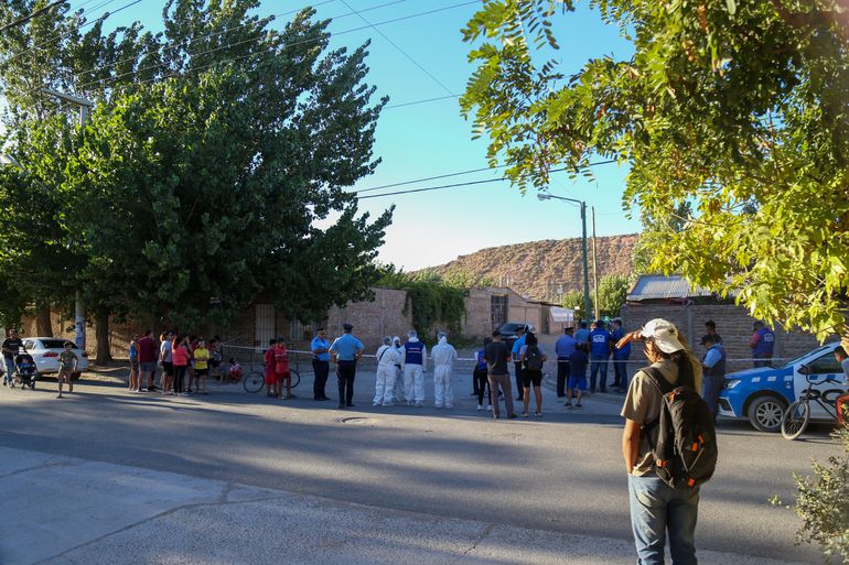 La policía resguarda la escena del crimen del comerciante chino en el barrio Hipódromo. La policía resguarda la escena del crimen del comerciante chino en el barrio Hipódromo.