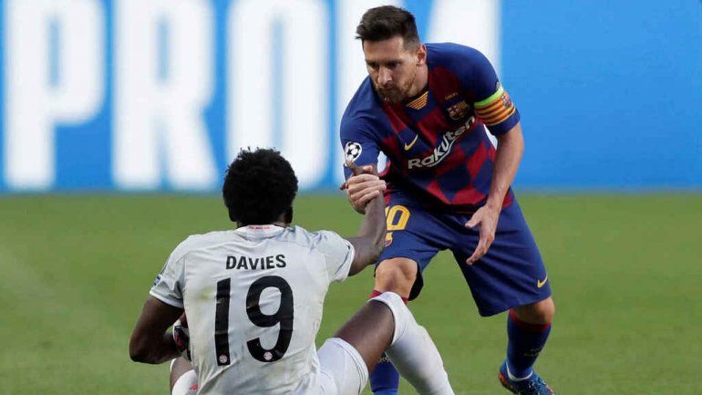 Messi pidiéndole disulpas a Davies luego de cometerle una infracción en la Champions.