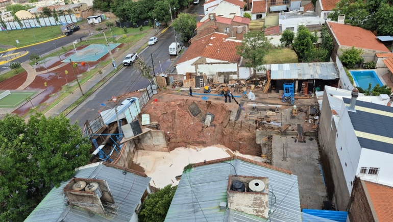 La tormenta provocó un impactante socavón en una obra en construcción