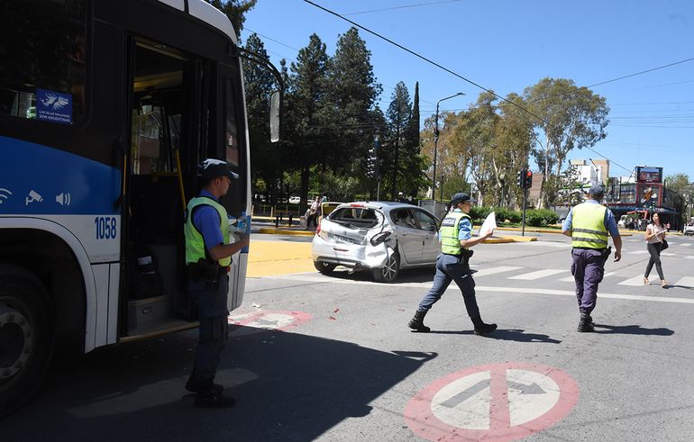Colectivero no alcanzó a frenar y chocó de atrás a un auto en pleno centro
