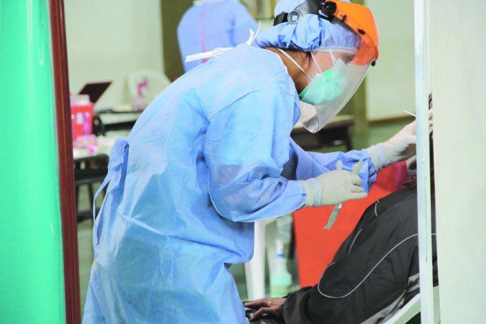 La segunda ola del virus está en las terapias pero los contagios se mantienen en Neuquén.