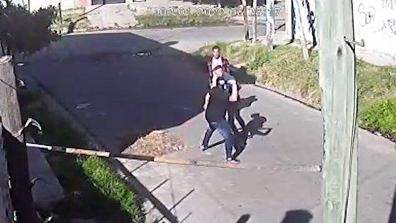 El momento del brutal asesinato de un adolescente en Lanús