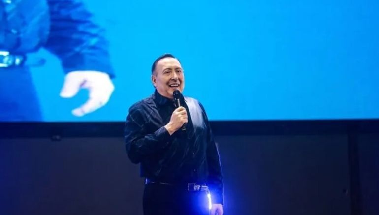 Guardé 100 mil pesos y aparecieron 100 mil dólares: así fue el milagro del pastor que visitó Milei