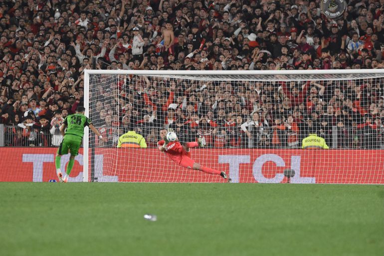 Franco Armani atajó el último penal y clasificó a River.