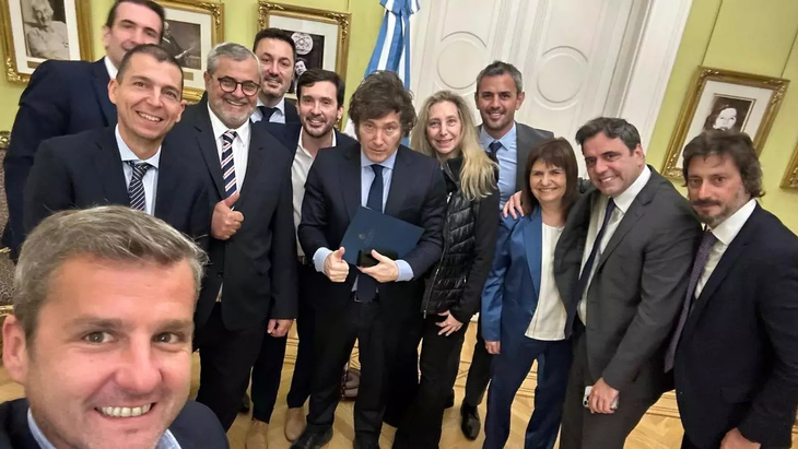 Mariano Campero al mando de la selfie con el presidente Javier Milei, el resto de los diputados radicales y miembros del gabinete. Mariano Campero al mando de la selfie con el presidente Javier Milei, el resto de los diputados radicales y miembros del gabinete.