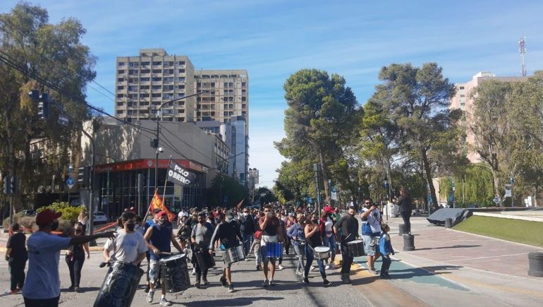 Desocupados acampan en Casa de Gobierno para que empiecen las obras de pintura