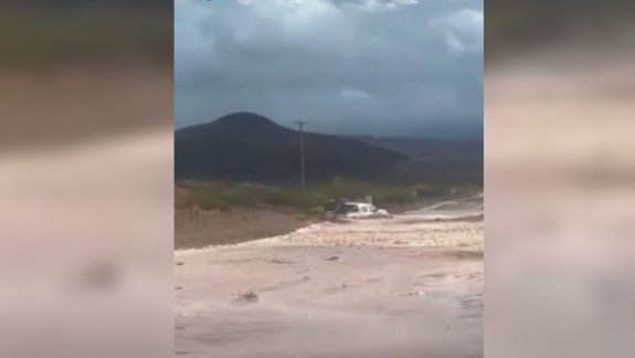 Así estaba uno de los accesos a Rincón de los Sauces debido a las fuertes lluvias.