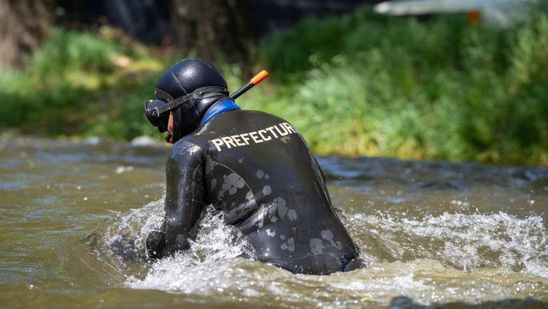 Buzos buscan pruebas en el arroyo donde encontraron al hombre asesinado