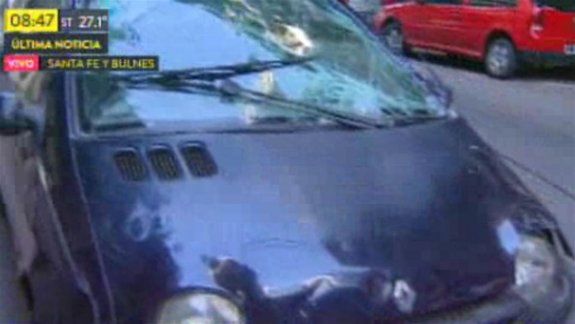 El irresponsable conductor volcó después de chocar a cuatro autos.