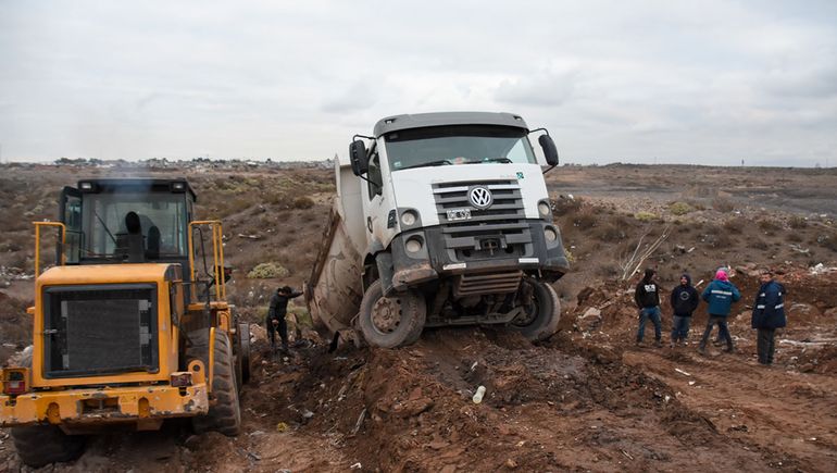 Qué hacía el camión que se enterró a la vera de la Autovía Norte