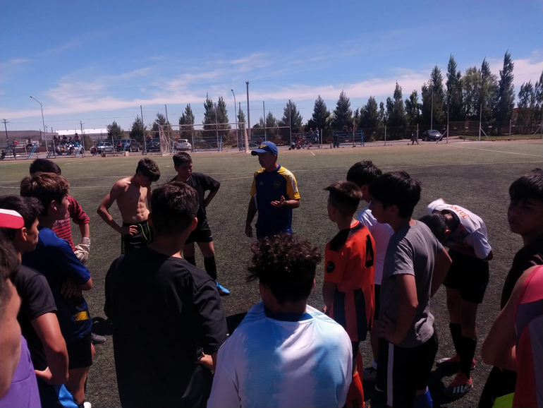 Cientos de pibes se probaron en Boca este martes en Cutral Co.