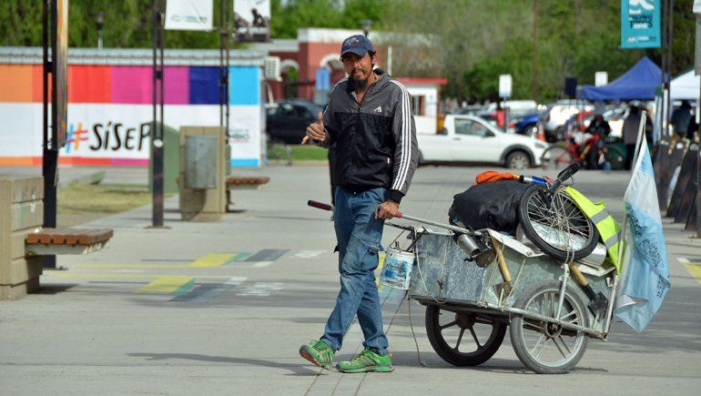 Caminando y con un carro, Jonathan unirá la Argentina