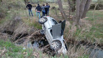 dos autos cayeron al desagüe en el mismo lugar dos autos cayeron al desagüe en el mismo lugar