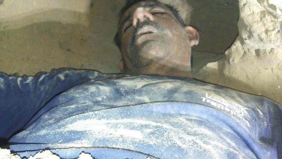 Cavó un túnel para espiar a su ex y quedó atascado