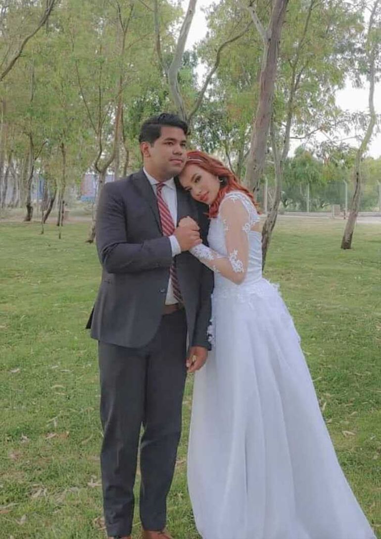 Naymibel luciendo el vestido de novia que le hizo su tía desde Venezuela. Naymibel luciendo el vestido de novia que le hizo su tía desde Venezuela.