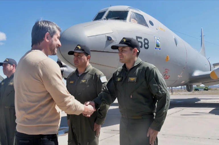 El intendente de Trelew, Gerardo Merino, en el acto de presentación del avión noruego en la base de la Armada en Trelew. El intendente de Trelew, Gerardo Merino, en el acto de presentación del avión noruego en la base de la Armada en Trelew.