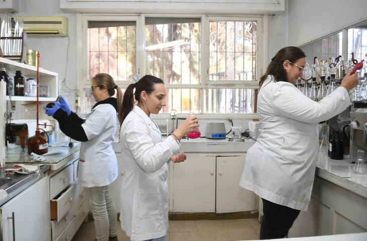 Profesional examina mosto bajo estrictos protocolos del Programa del INV. Profesional examina mosto bajo estrictos protocolos del Programa del INV.