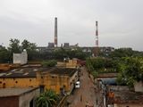 FOTO DE ARCHIVO: Las chimeneas de una central de carbón en Nueva Deli, India, el 20 de julio de 2017. REUTERS/Adnan Abidi