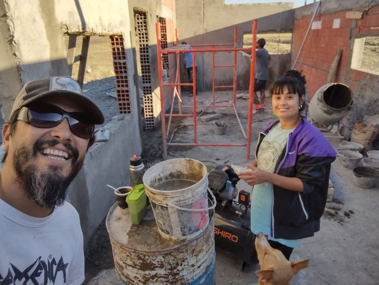Marcelo Sepúlveda y Noelia Navarrete son de Chos Malal y eligieron el campo de Las Ovejas para hacerse la casa.