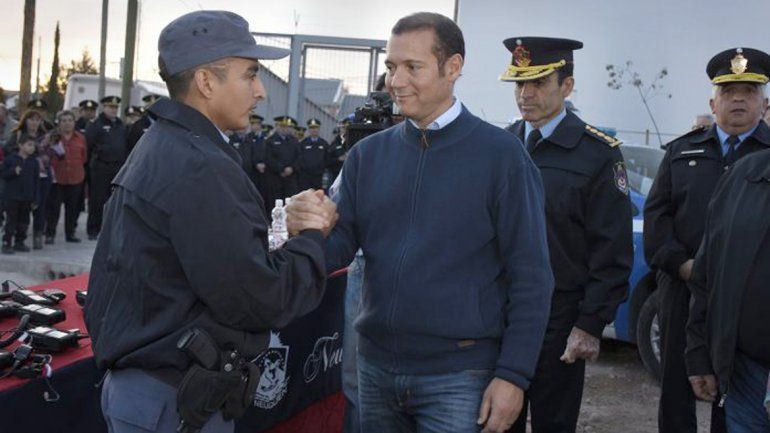 Gutiérrez entregó cinco nuevos móviles policiales para Alta Barda