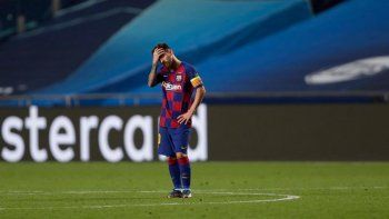 Messi, triste, no pudo ayudar al Barcelona. Messi, triste, no pudo ayudar al Barcelona.