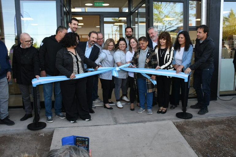 La inauguración de la nueva farmacia del IMPS.