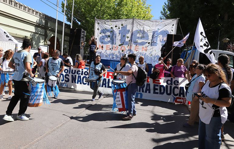 En 7 fotos, así fue la marcha por el paro nacional docente en Neuquén