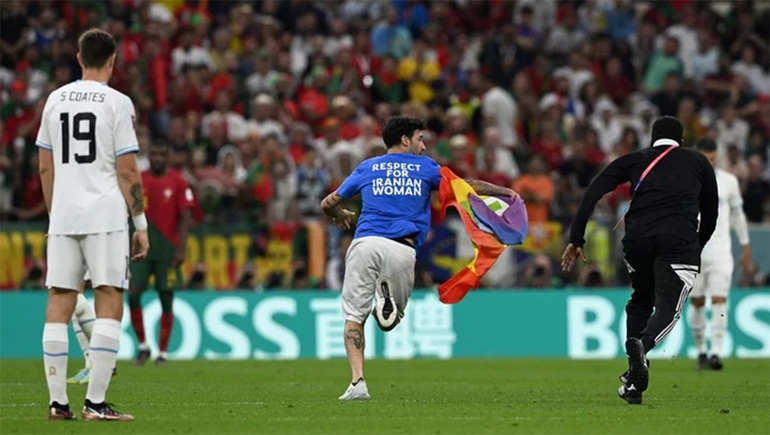 Un hincha irrumpió en el partido entre Portugal y Uruguay con una bandera LGBTIQ+