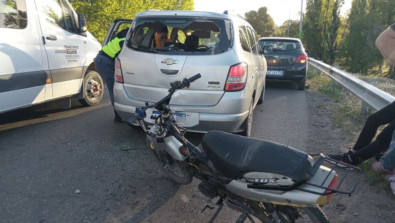 Adolescente resultó herido al chocar por alcance a un auto y destrozarle la luneta.