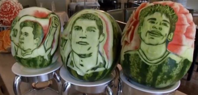 Un chef esculpió en sandías las caras de Messi, Cristiano y Neymar
