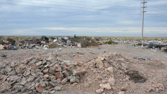 Muchos lugares se convierten en microbasurales en cuestión de minutos, a partir de empresas o vecinos que eligen el lugar para arrojar la basura.