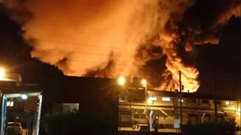 Arde una fábrica de aerosoles en Garín: no hay heridos