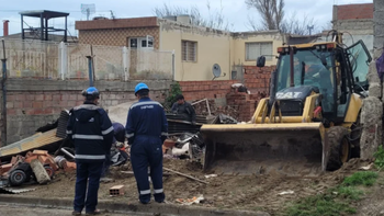 La precaria construcción de Comodoro Rivadavia fue demolida en la mañana de este martes, tras el desalojo de los ocupas. La precaria construcción de Comodoro Rivadavia fue demolida en la mañana de este martes, tras el desalojo de los ocupas.
